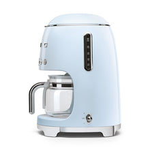 Charger l&#39;image dans la galerie, Cafetière style rétro SMEG DCF02PBUS années 50 en bleu pastel - Boîte ouverte certifiée
