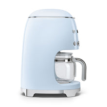 Charger l&#39;image dans la galerie, Cafetière style rétro SMEG DCF02PBUS années 50 en bleu pastel - Boîte ouverte certifiée
