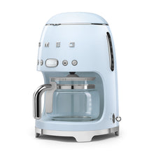 Charger l&#39;image dans la galerie, Cafetière style rétro SMEG DCF02PBUS années 50 en bleu pastel - Boîte ouverte certifiée
