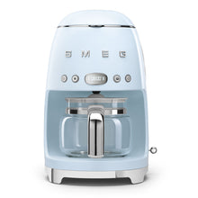 Charger l&#39;image dans la galerie, Cafetière style rétro SMEG DCF02PBUS années 50 en bleu pastel - Boîte ouverte certifiée
