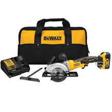 Charger l&#39;image dans la galerie, DEWALT Kit de scie circulaire compacte sans fil et sans balais au lithium-ion 20 V MAX ATOMIC de 4 1/2 pouces avec batterie de 5 Ah - Remis à neuf avec la garantie Dewalt - DCS571P1 
